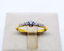 สินค้าพร้อมขาย แหวนทองคำแท้ประดับเพชรดีไซน์น่ารัก ๆ สำหรับสาว ๆ  
